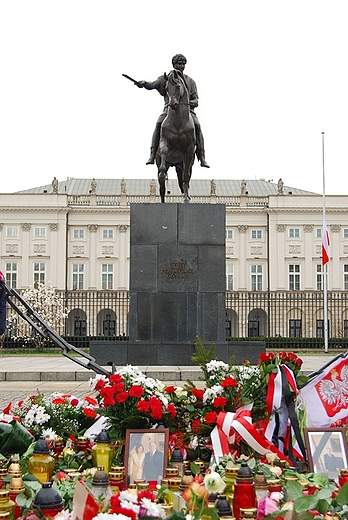 aoba pod Paacem Prezydenckim. Warszawa 10 kwietnia 2010 r.