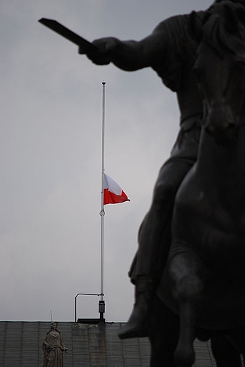 aoba pod Paacem Prezydenckim. Warszawa 10 kwietnia 2010 r.