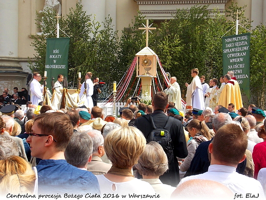 Centralna procesja Boego Ciaa 2016 w Warszawie. Otarz przed kocioem p.w. w. Anny