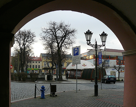 Owicim. Widok na rynek z podcieni kamieniczki.