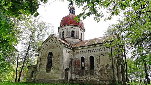 Dawna murowana cerkiew greckokatolicka  p.w. Opieki Matki Boej wzniesiona w 1913 roku. Od II-giej wojny nieuytkowana -  obecnie opuszczona i zdewastowana.