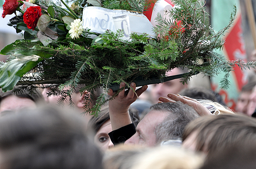 Wieniec dla Prezydenta... podawany z rk do rk. Krakowskie Przedmiecie, Warszawa