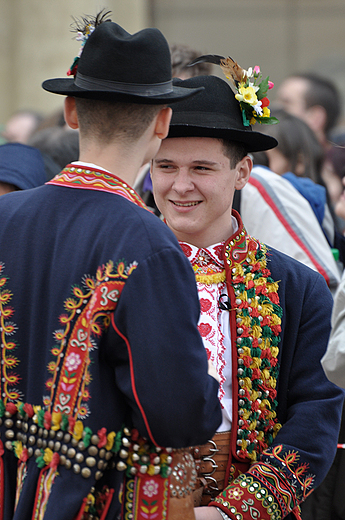 Kolejka do Paacu Prezydenckiego - wielu oczekujcych przywdziao tradycyjne, regionalne stroje