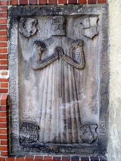 Gotyckie epitafium przy kociele w. Andrzeja