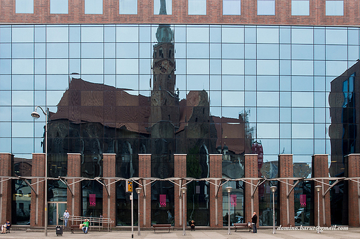 koci w. Wojciecha widoczny na elewacji Hotelu Panorama