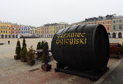 Rynek Wielki grudniowo, witecznie i bez niegu