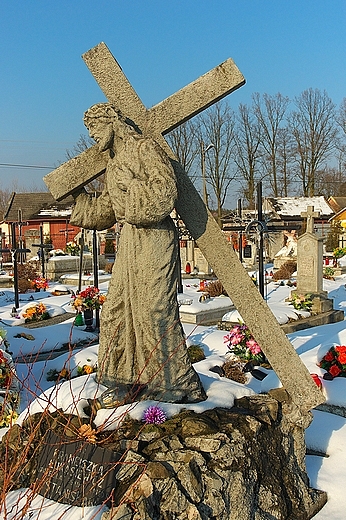 Zabytkowy nagrobek na cmentarzu w Woli Rzeczyckiej