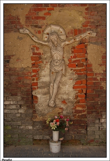 Parady - fragment muru klasztornego z figur Chrystusa