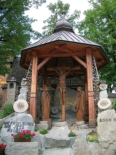 Krzeczw - kapliczka przy drewnianym kociele w. Wojciecha .