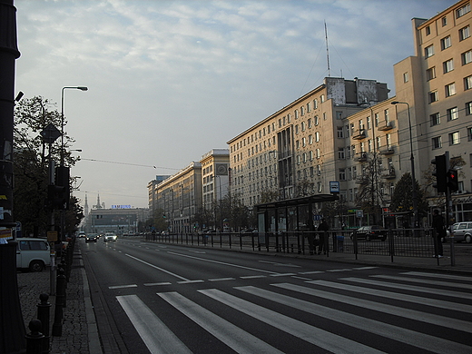 Warszawa. Poranna ul. Marszakowska. Widok w stron Pl. Zbawiciela.