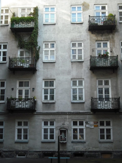 Warszawa. Kapliczka na podwrku przy ul. Marszakowskiej 60.