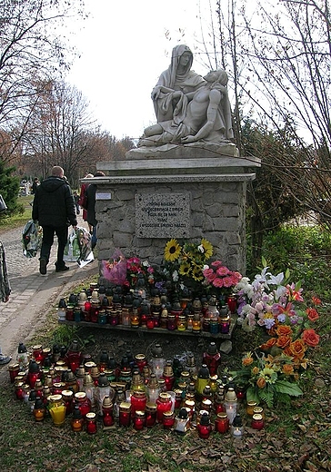 Zabrze.    Pomnik na cmentarzu w.Jzefa