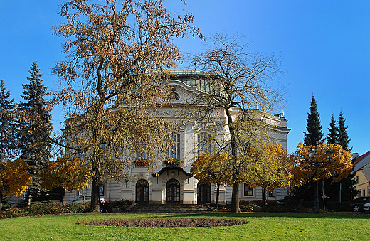 Teatr im. A. Mickiewicza wybudowany w stylu neobarokowym.