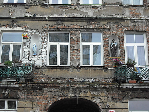 Warszawa. Figury witych na budynku przy ul. Brdnowskiej 14.