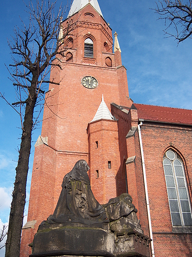 Pieta na tle kocioa w. Jadwigi