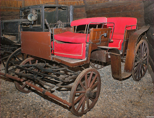 Skansen Zagroda Wsi Pszczyskiej w Pszczynie - ekspozycja pojazdw.