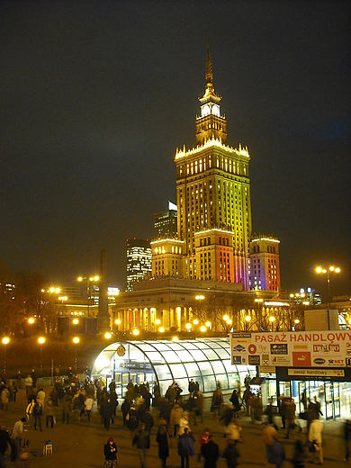 Warszawa. Paac Kultury i Nauki i stacja metra Centrum.