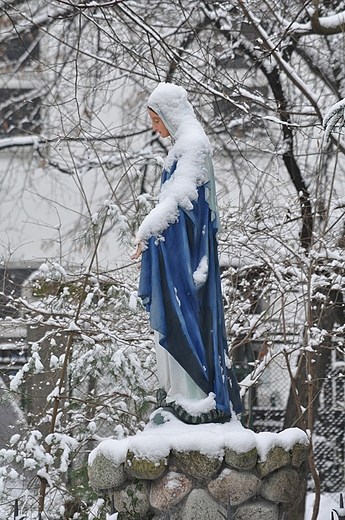 Figura NMP w ogrodzie domu na Starwce. Warszawa