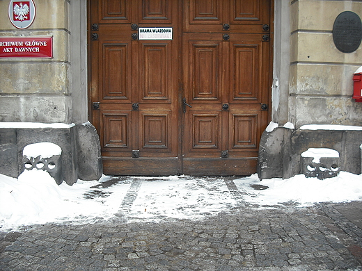 Warszawa. Ganiki na pochodnie w bramie Paacu Raczyskich przy ul. Dugiej 7.