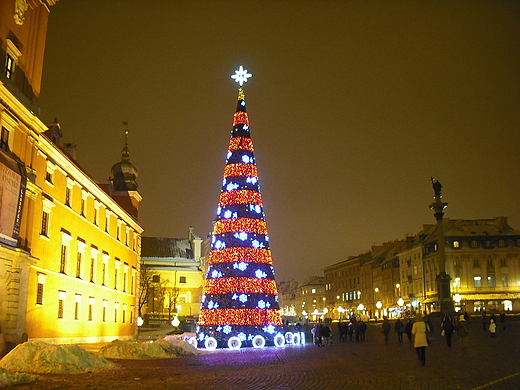 witeczna Warszawa. Plac Zamkowy. Widok na ul. Krakowskie Przedmiecie.