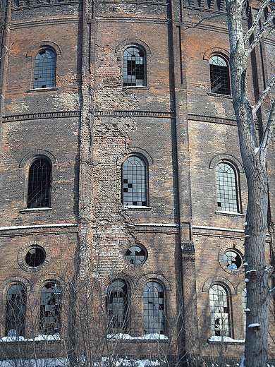 Warszawa. Fragment ceglanej obudowy zbiornika gazu.