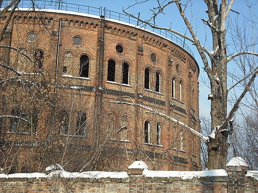 Warszawa. Fragment ceglanej obudowy zbiornika gazu.