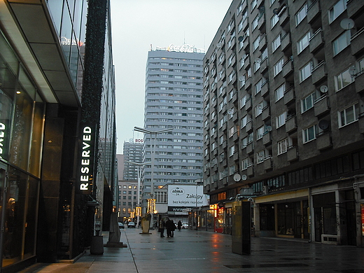 Warszawa. Pasa przed Domami Centrum.