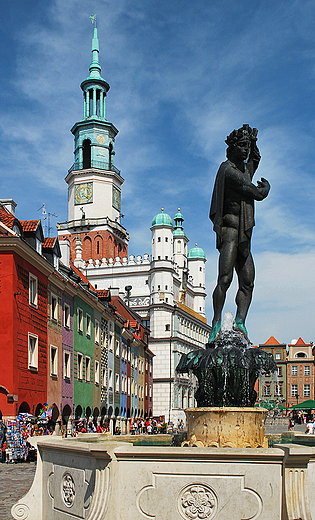 Stary Rynek. Fontanna Apolla na tle Ratusza.