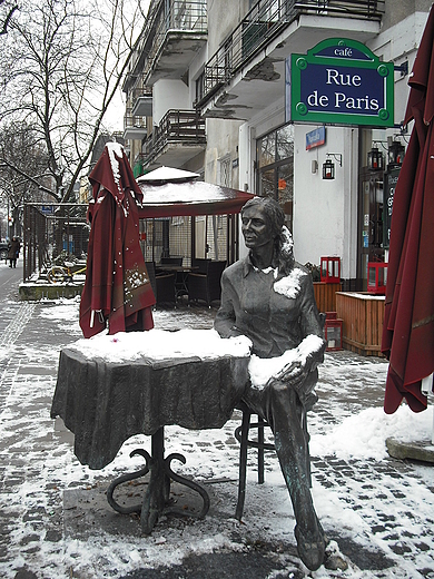 Warszawa. Pomnik Agnieszki Osieckiej przy ul. Francuskiej.