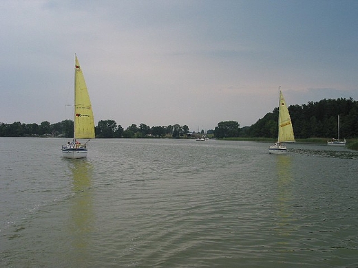 Rydzewo - jachty w drodze do przystani