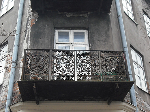 Warszawska Praga. Balkon domu przy ul. Stalowej.