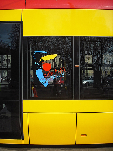 Warszawa. Logo Warszawy na tramwaju.