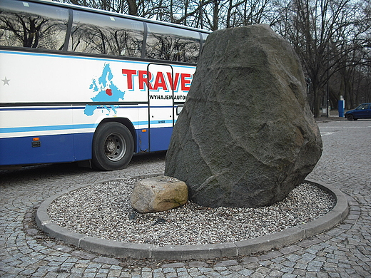 Warszawa. Gaz narzutowy przed Muzeum Ziemi.