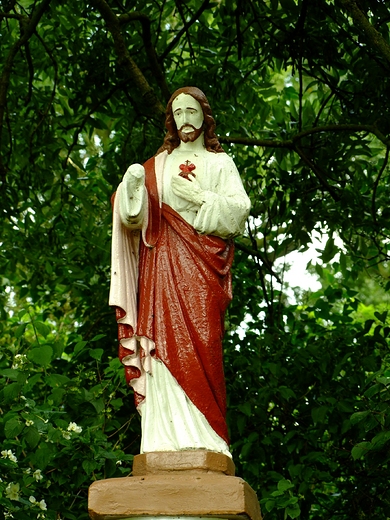 Chrystus w paacowym parku w Cerekwicy