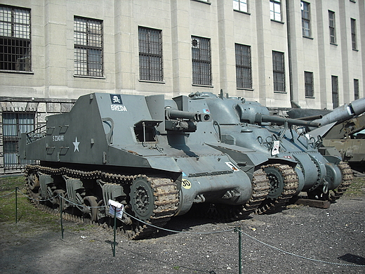 Warszawa. Muzeum Wojska Polskiego. Dziaa samobiene.