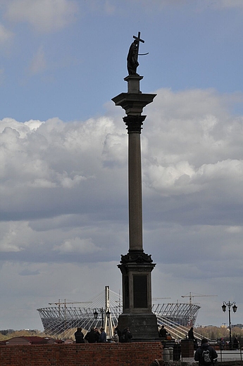 kolumna Zygmunta a w tle stadion narodowy