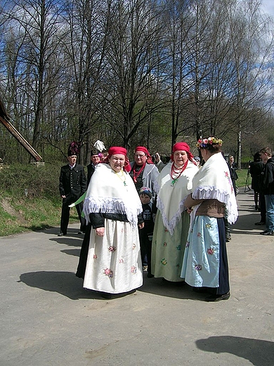 Stroje ludowe.Wielkanoc w skansenie.