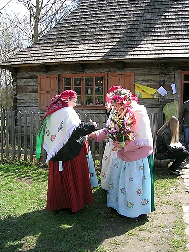 Panie z goikiem.Wielkanoc w skansenie .