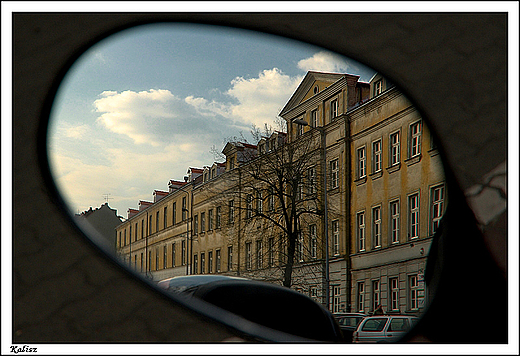 Kalisz - fragment ulicy rdmiejskiej widzinay w lusterku skutera