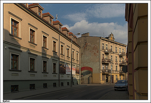 Kalisz - fragment ulicy Nowy wiat  po lewej stronie bye koszary, obecnie PWSZ