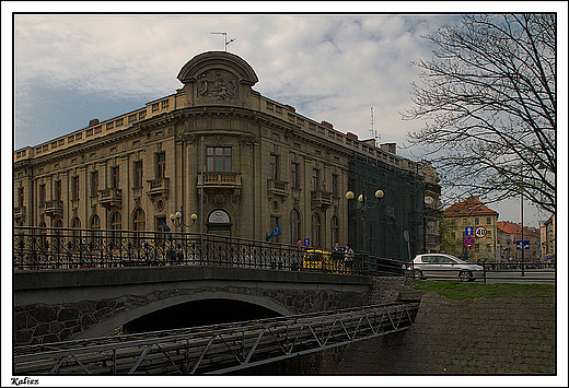 Kalisz - fragment ulicy rdmiejskiej budynek Banku PKO oraz most Reformacki