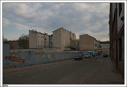 Kalisz - fragment ulicy Towarowej ze starymi kamienicami w tle