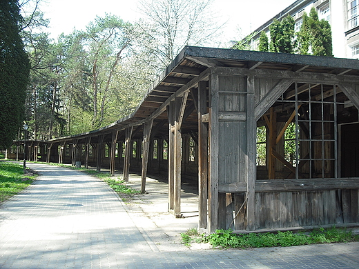 Rudka. Drewniana niszczejca konstrukcja przed budynkiem gwnym Sanatorium Przeciwgruliczego z 1908 r.