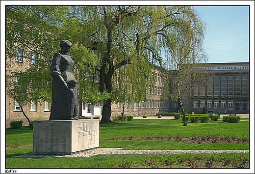 Kalisz - ul. Uaska, pomnik Marii Konopnickiej wykonany w 1969 r. przez Stanisawa Horno - Popawskiego