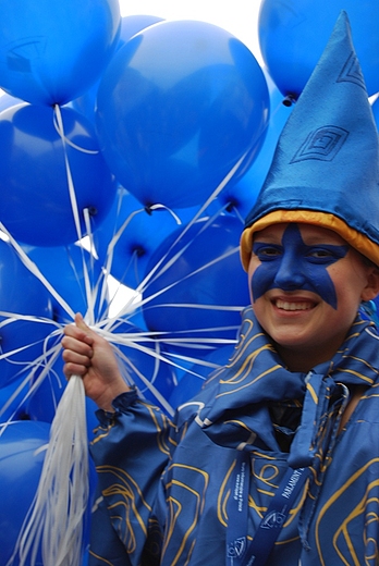 Parada Schumana 2011. Rozdajca baloniki.