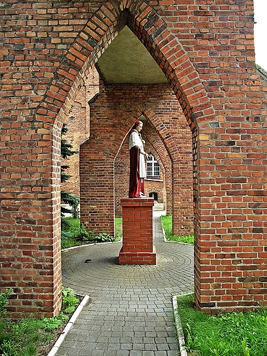 Brzeg Dolny - Klasztor ss. Boromeuszek - figura patrona ss. Boromeuszek