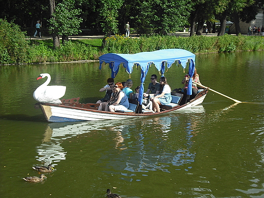 Warszawa. azienki Krlewskie. Gondola z turystami.