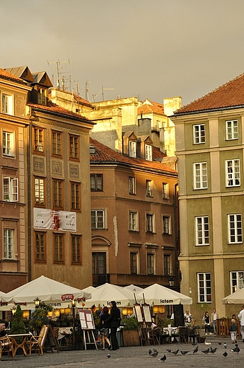 rynek Starego Miasta w zachodzacym sloncu