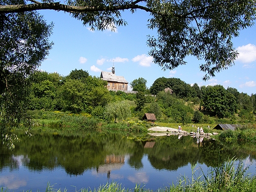 STARY, DREWNIANY KOCIӣEK NA TERENIE MUZEUM WSI LUBELSKIEJ