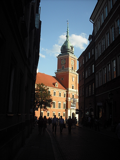 Warszawa. Widok na Zamek Krlewski ze staromiejskiej uliczki.